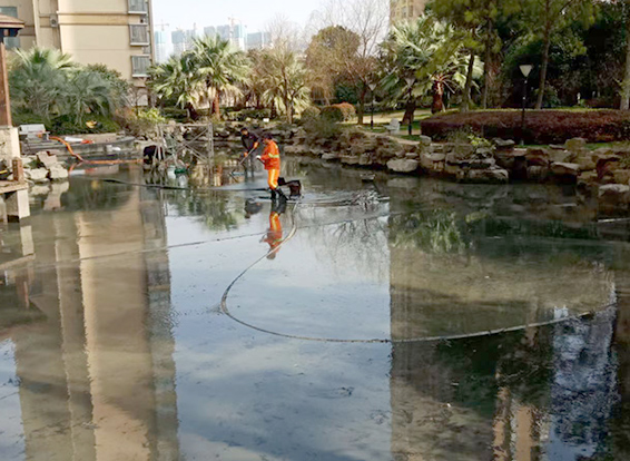 吉木萨尔景观池淤泥清理