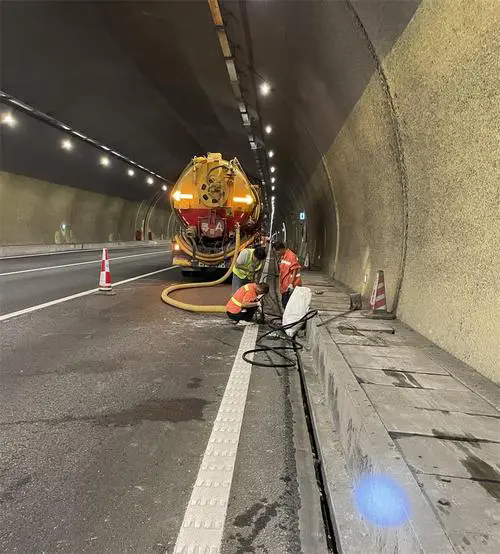 吉木萨尔隧道排水渠清淤